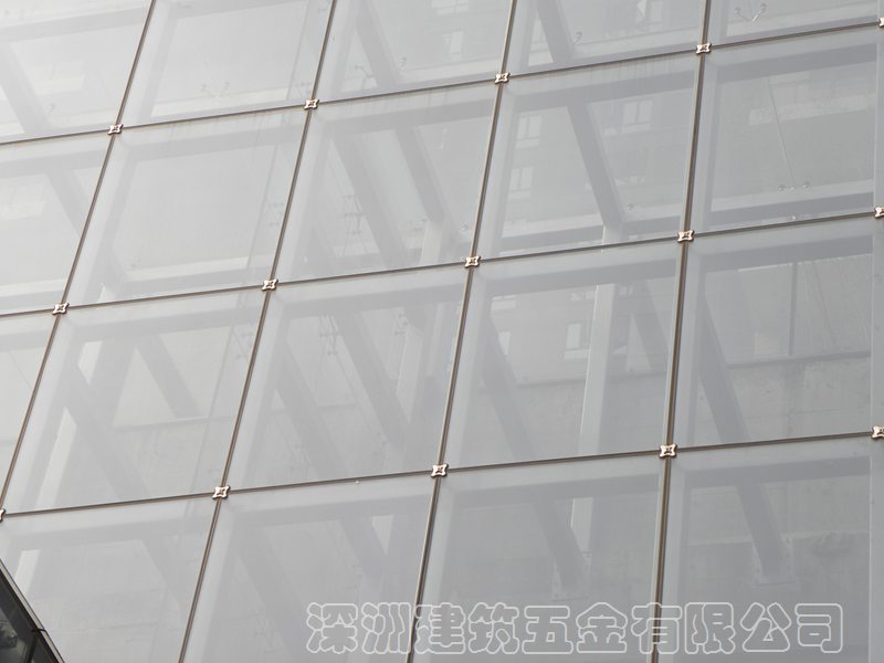 使用免開(kāi)孔駁接件的玻璃幕墻高層建筑物