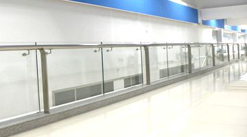 不銹鋼立柱用在護(hù)欄的工程案例