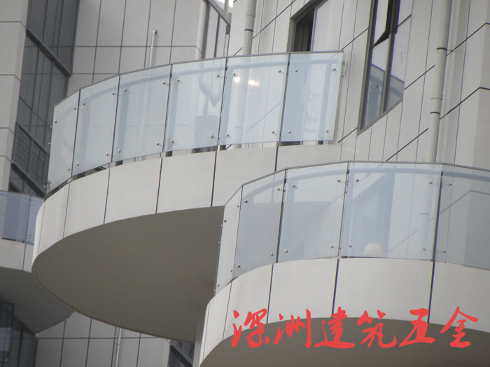 皇庭港灣不銹鋼工程立柱陽(yáng)臺(tái)護(hù)欄安裝效果圖